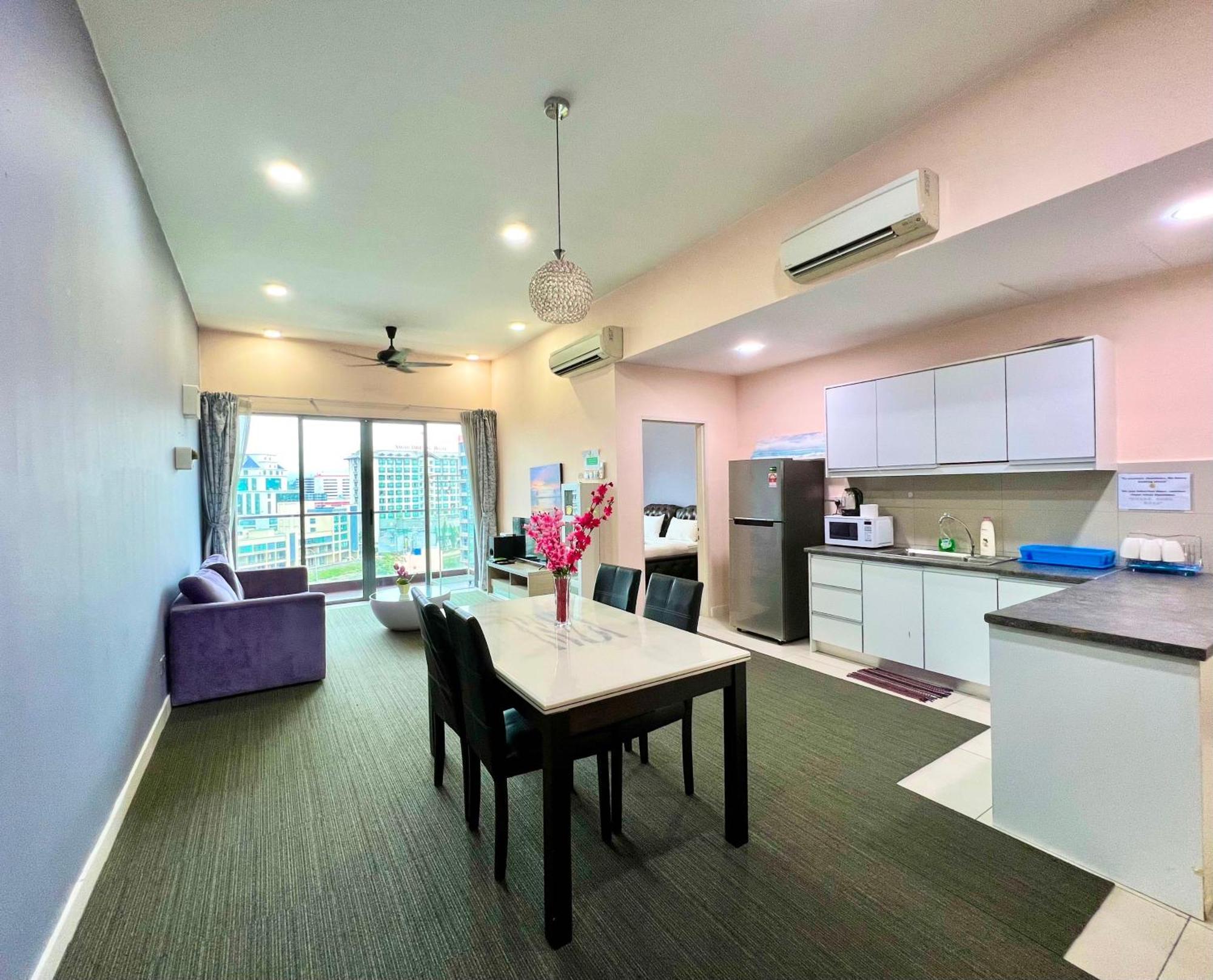 Capital O 90987 The Loft Residences Homestay @ Imago Shopping Mall 2 Kampong Sembulan Bagian luar foto